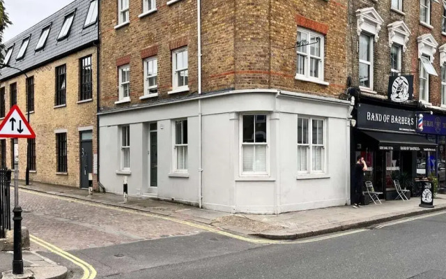 The Ravenscourt Park Escape - Bright 2bdr Flat