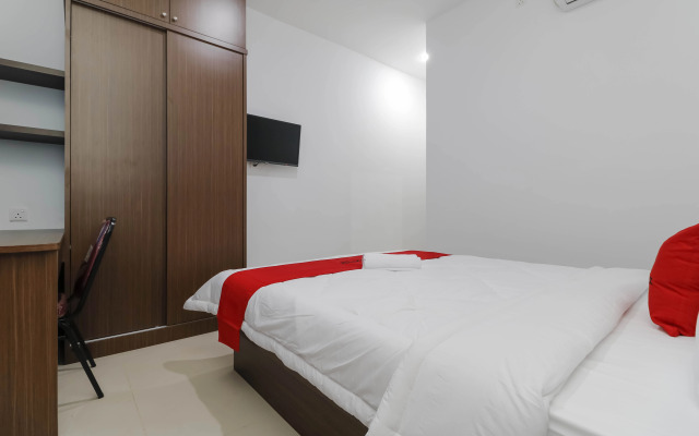 RedDoorz Plus Near Kepri Mall