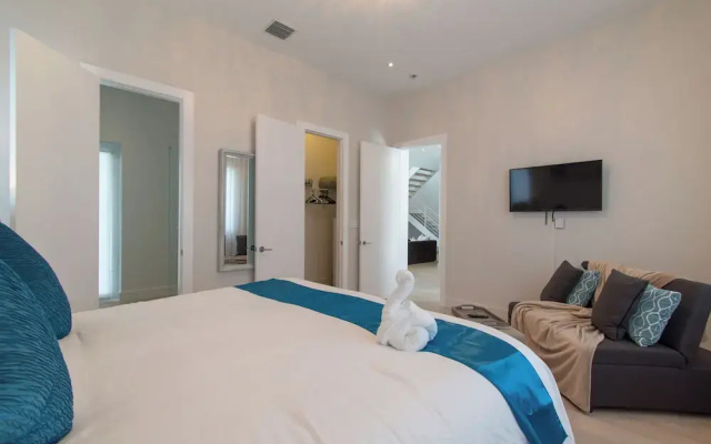 Luxurious Beach Retreat w/ Heated Pool&basketball