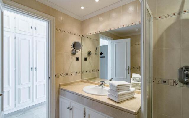 CB1- Sweet flat, shared pool in perfect location