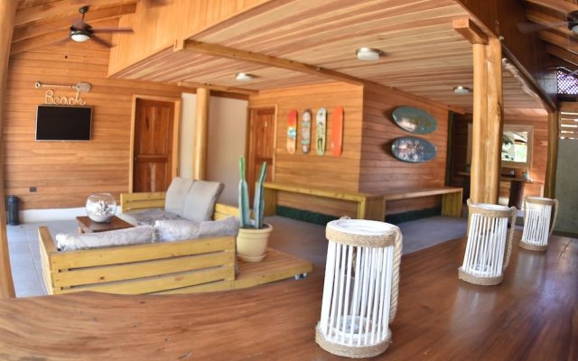 Casa Aura Beachfront Premium Hostel
