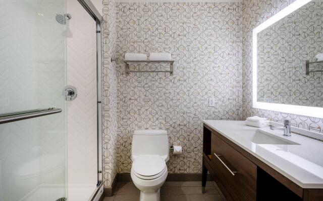 Holiday Inn Long Island-Islip Arpt East by IHG