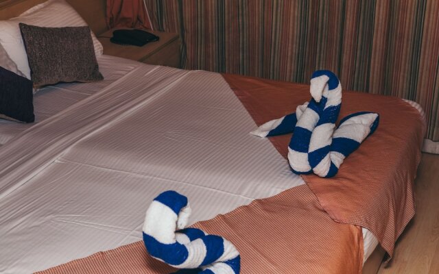 Queen isis floating hotel in minya