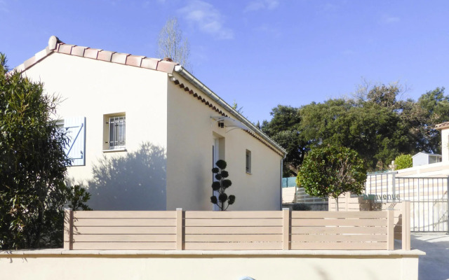 Nice Holiday Home With Private Terrace, Arpaillargues-et-aureillac