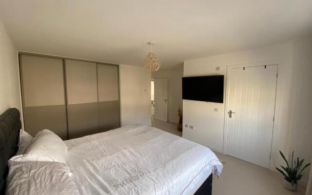 Luxury 4 bed detached 3 beds