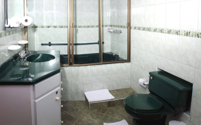 Charlies Place Hotel & Spa