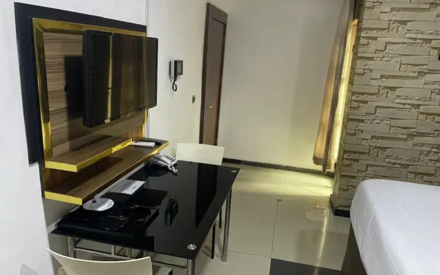 Brick Rock Hotel And Suites