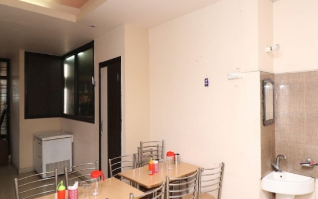 OYO 28173 Hotel Reeva