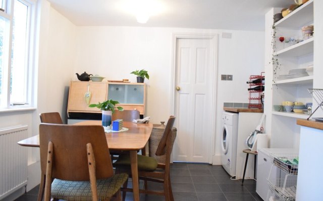 1 Bedroom Home With Garden Near Dalston