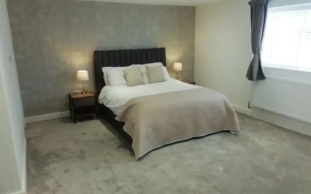 Central Guest Room - En-suite, Parking & Garden