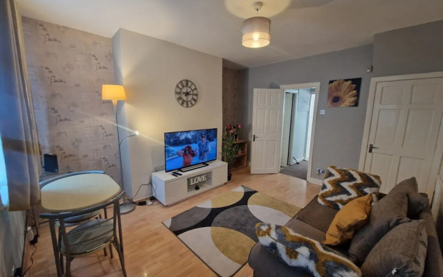 House - Sleeps 4 - Garden - Parking