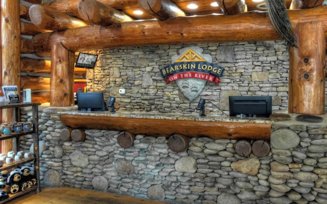 Bearskin Lodge on the River