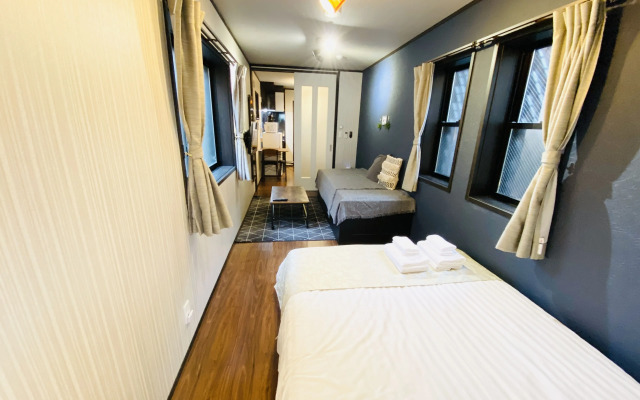 Calm Asakusa Kaminarimon Gate