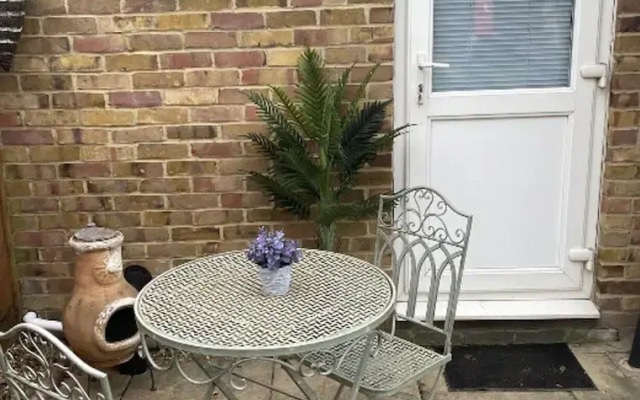 Beautiful 1-bed Studio in Uxbridge, London