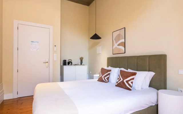 Guesthouse Bonjardim by LovelyStay