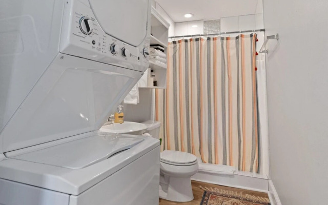 Quiet Retreat Off Magazine w Balcony Parking