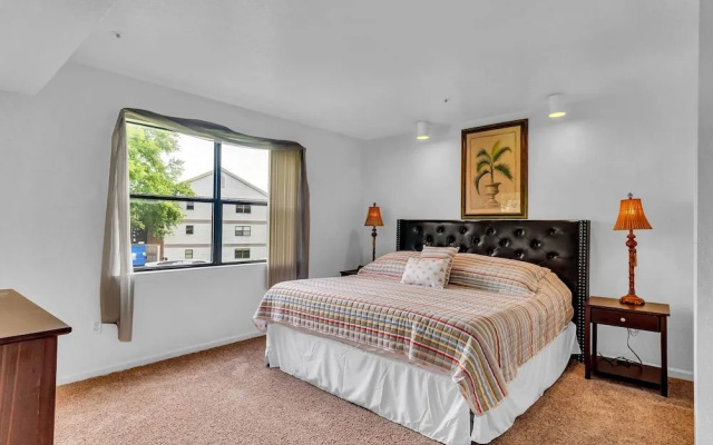 Relaxing Royale 2 Bedroom Condo by Redawning