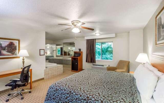 Days Inn & Suites by Wyndham Kaukauna WI