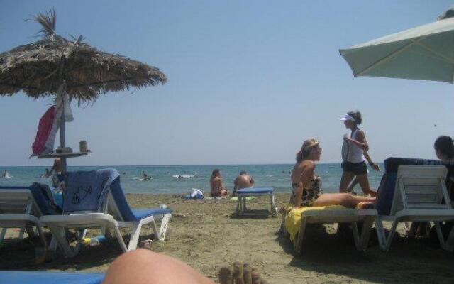 104 Excellent 2 bed apartment with pool view, AC & gym!