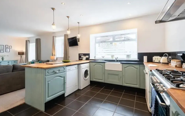 5 Bedrooms/sleeps 10-12/free Wifi & Parking/garden