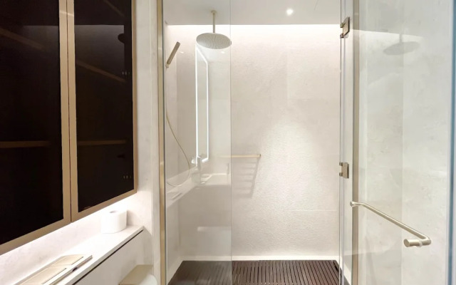 Luxury Beachfront 1BR on Palm Jumeirah & Balcony