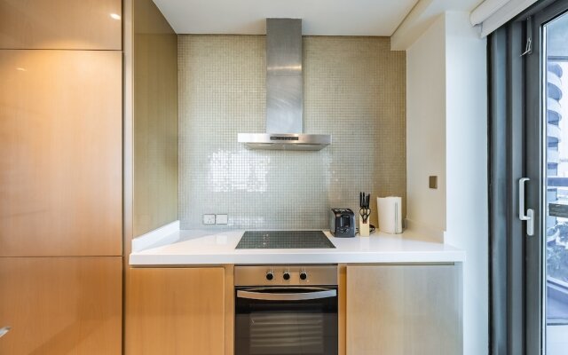 Midtown Gem, Luxurious Apartment With Balcony