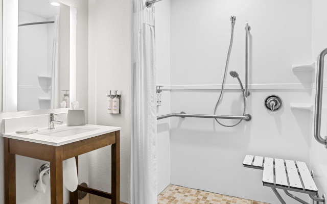 Holiday Inn Express and Suites Savannah - Midtown by IHG