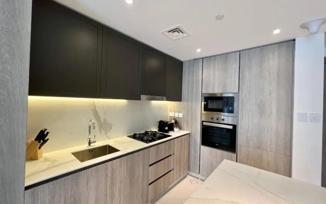 Waves - Comfortable JVC Apt with Balcony