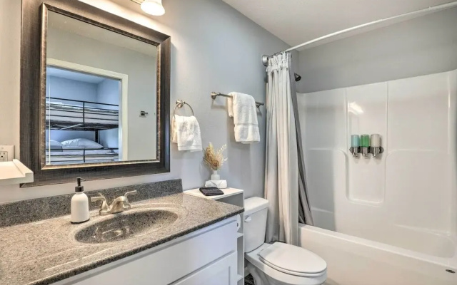 Reeds Spring Condo ~ 3 Mi to Silver Dollar City!