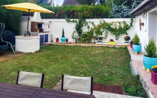 Studio in Tremblay-en-france, With Enclosed Garden and Wifi