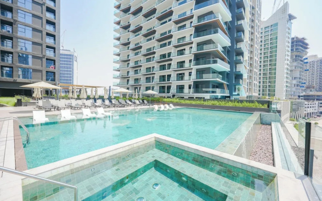 Urban Skyline City Comfort Studio