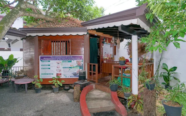 Oyo 390 Surf Sea Breeze Land Side