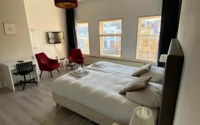 Hotel La Noire - Delft City Centre