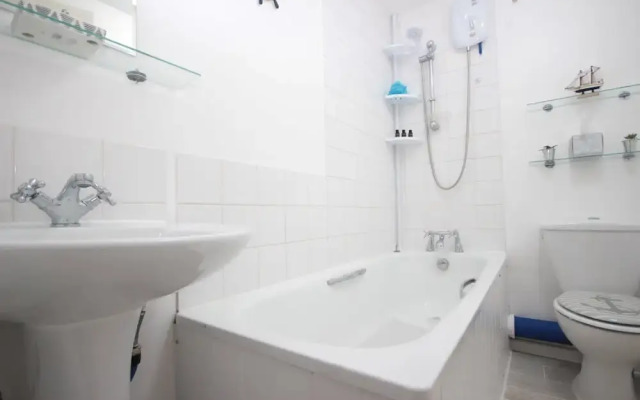HU1 Marina Hub (sleeps 4)