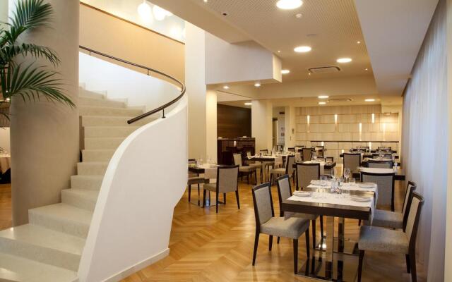 Breaking Business Hotel