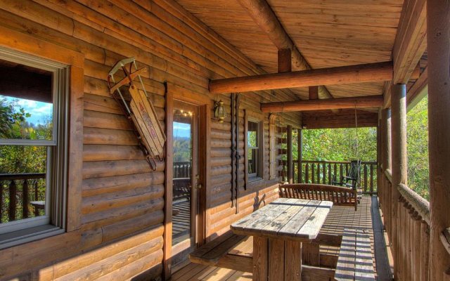 Rustic 4/2 Log Cabin with Lovely Views! Sleeps 8!