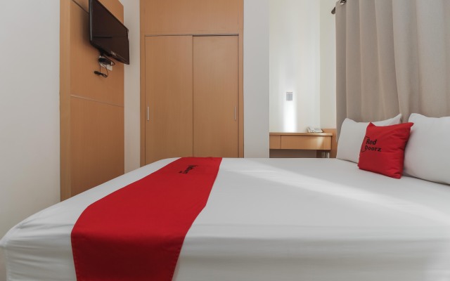 RedDoorz Plus near Galaxy Bekasi