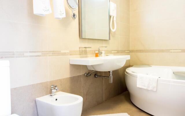 Alex & George Boutique Hotel