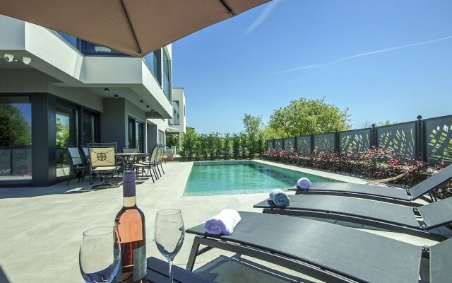 Luxurious Villa in Porec With Jacuzzi