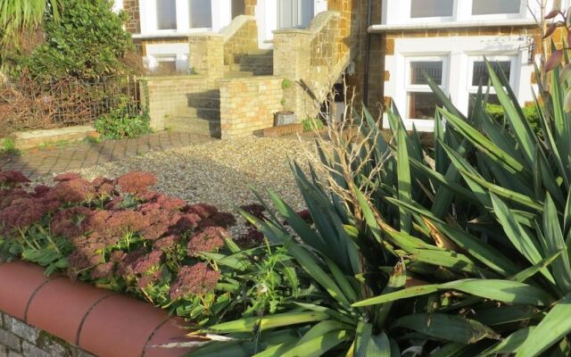 The Garden Flat Tucked Away Close To Amenities