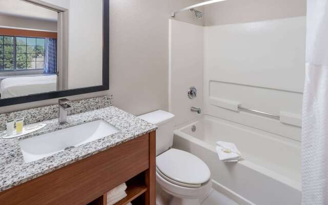 Days Inn & Suites by Wyndham Greeley