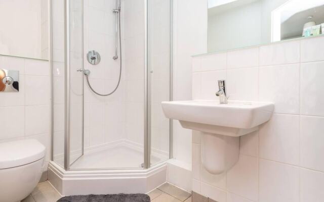Stunning 2BR Waterside Apartment Close to Station