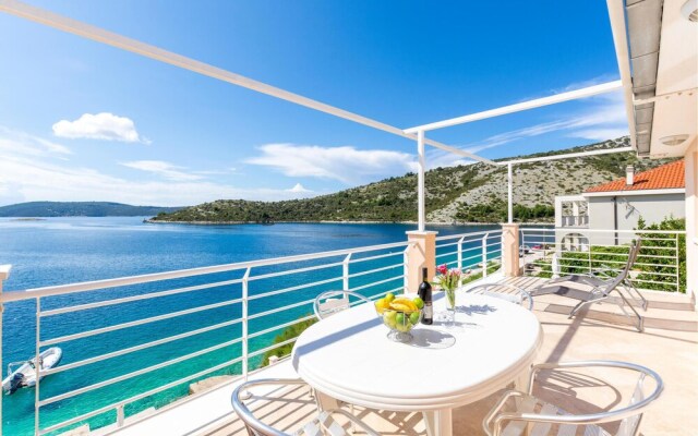 Nice Home in Vinisce With Wifi and 2 Bedrooms