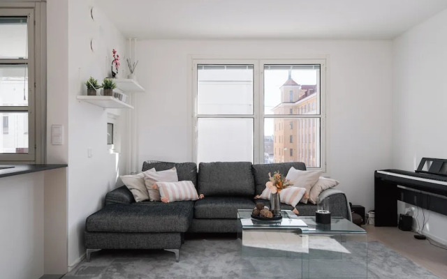Modern 1BR Apartment with Balcony