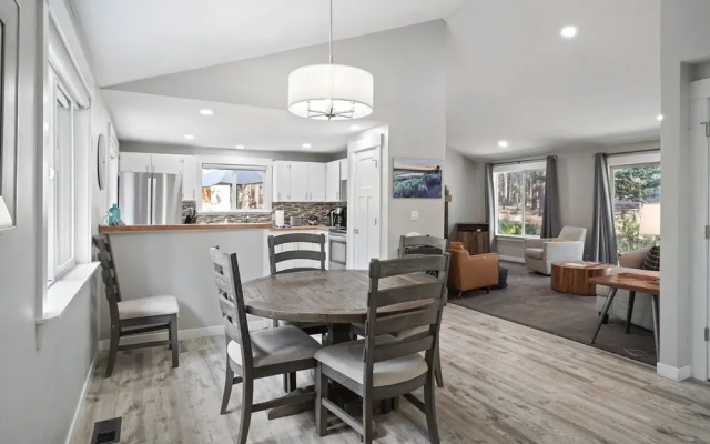 2 Killdeer Home features Private Hot Tub and Bikes to Explore Sunriver by RedAwning