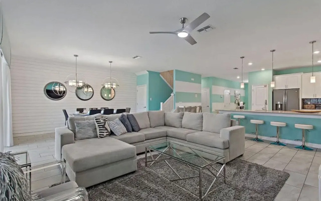 Upstay - Championsgate Home w Hot Tub-pool-cinema