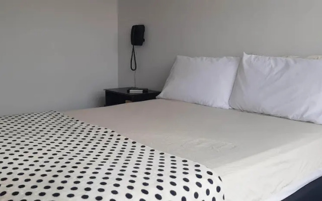 Cold AC fast Wi-Fi great location