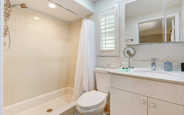 Lakeshore - Private & Sanitized, Perfect for Social Distancing & Working From Home. Private Pool, Pet Friendly. Discounted During Pandemic. Super-host Support