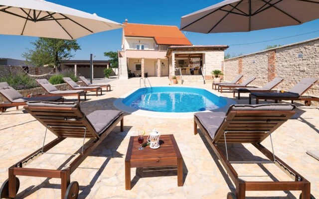 5 Villa Antique With Extra Large Pool