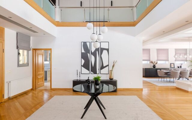 Eos Urban Villa by UPSTREET
